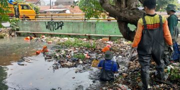 DLH Kota Bekasi Respon Cepat Aduan Warga, Bersihkan Sampah di Saluran Drainase Kali Underpass