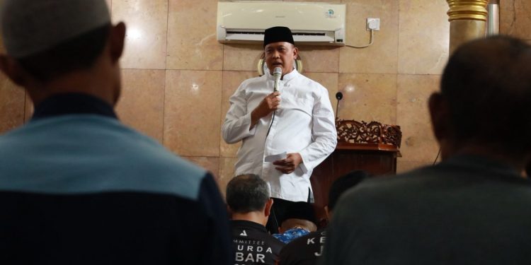 Shalat Jumat Keliling, Sarana Bertemu Warga bagi Wali Kota Bekasi