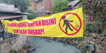 Warga Pasang Spanduk Larangan Buang Sampah Liar di RW 02 Kelurahan Kali Baru, Kecamatan Medan Satria