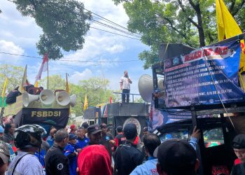 Tri Adhianto Temui Massa Aksi, Tegaskan Kebijakan UMK Harus Pertimbangkan Aspek Ekonomi Secara Menyeluruh