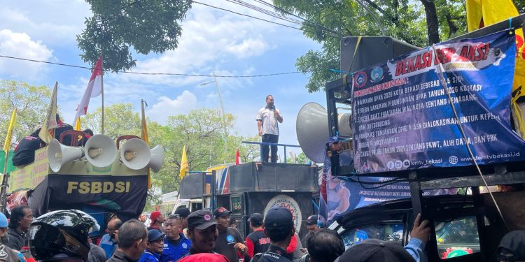 Tri Adhianto Temui Massa Aksi, Tegaskan Kebijakan UMK Harus Pertimbangkan Aspek Ekonomi Secara Menyeluruh