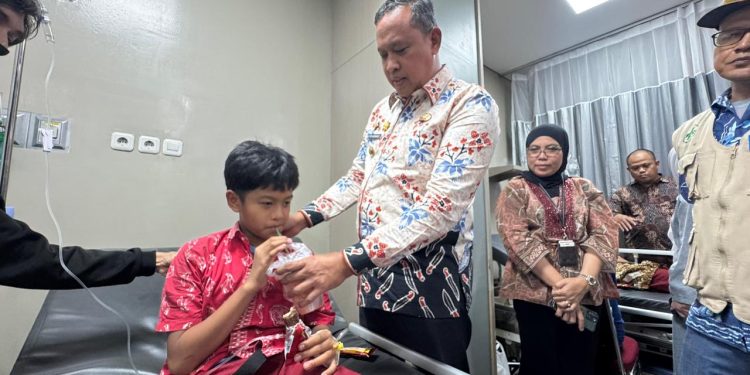 Wali Kota Bekasi Gercep Temui Korban Keracunan MBG, Pastikan Penanganan Cepat dan Evaluasi Menyeluruh.