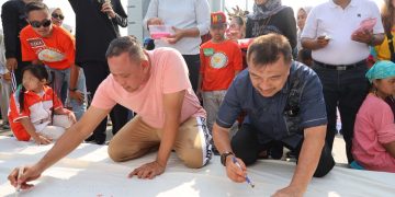 Wali dan Wakil Wali Kota Bekasi Nyanyi Bersama Anak Down Syndrome, Warnai CFD di Plaza Patriot Candrabhaga