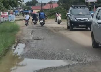 TERKESAN SEPERTI DIBIARKAN, BEBERAPA TITIK JALAN UTAMA YANG RUSAK TAK KUNJUNG DIPERBAIKI