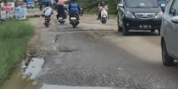 TERKESAN SEPERTI DIBIARKAN, BEBERAPA TITIK JALAN UTAMA YANG RUSAK TAK KUNJUNG DIPERBAIKI