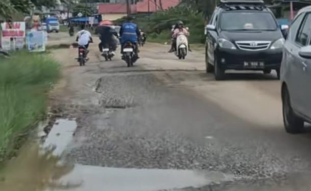 TERKESAN SEPERTI DIBIARKAN, BEBERAPA TITIK JALAN UTAMA YANG RUSAK TAK KUNJUNG DIPERBAIKI