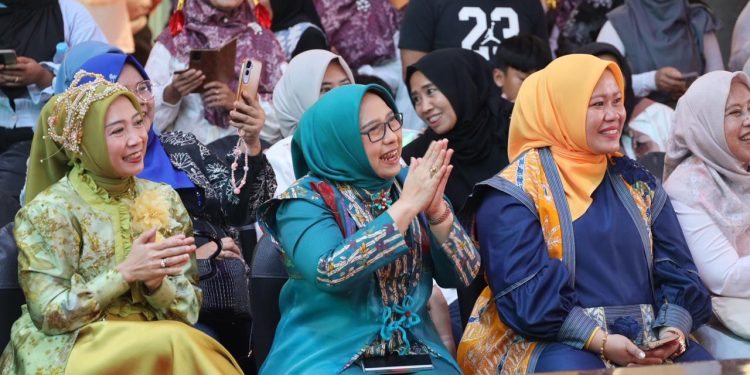 TP PKK Kota Bekasi Ikuti Parade dan Fashion Show di BCFM 2025