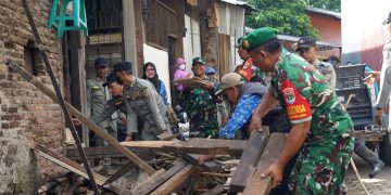 PEMBONGKARAN BANGUNAN LIAR DI ATAS SALURAN AIR DI WILAYAH KELURAHAN MARGAHAYU KECAMATAN BEKASI TIMUR