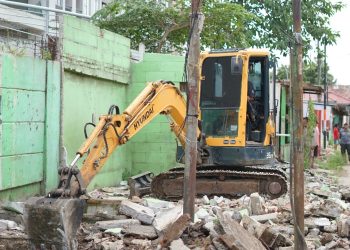 PEMERINTAH KOTA BEKASI TERTIBKAN BANGLI DI ATAS SALURAN AIR DI WILAYAH KELURAHAN MARGAHAYU KECAMATAN BEKASI TIMUR