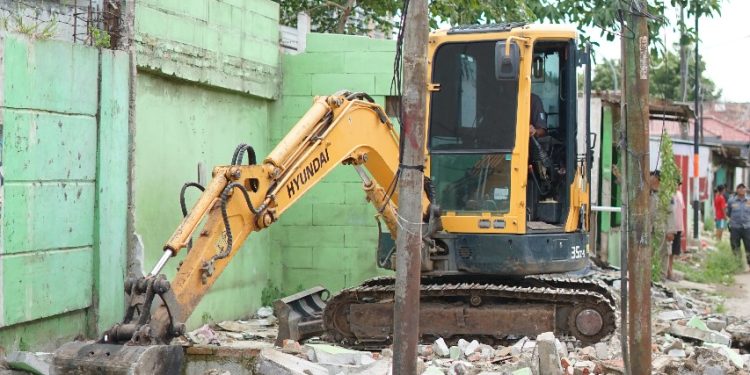 PEMERINTAH KOTA BEKASI TERTIBKAN BANGLI DI ATAS SALURAN AIR DI WILAYAH KELURAHAN MARGAHAYU KECAMATAN BEKASI TIMUR