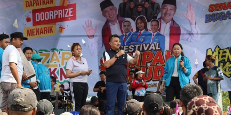 Warga Bekasi Ambyar Bareng Wawali Harris Bobihoe