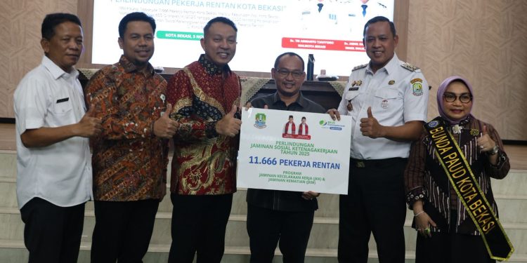 Wali Kota Bekasi Luncurkan Program SIGAP, Hadirkan Perlindungan Nyata untuk Pekerja Rentan