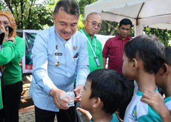 Kegembiraan Siswa Siswi TK Terima Bibit Ikan Hias Dari Wawali Harris Bobihoe