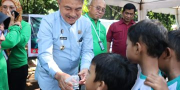 Kegembiraan Siswa Siswi TK Terima Bibit Ikan Hias Dari Wawali Harris Bobihoe