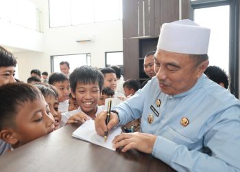 Momen Siswa Antusias Minta Tandatangan Wawali Harris Bobihoe Hingga Titip Salam Buat Presiden Prabowo
