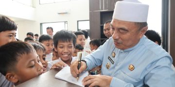 Momen Siswa Antusias Minta Tandatangan Wawali Harris Bobihoe Hingga Titip Salam Buat Presiden Prabowo