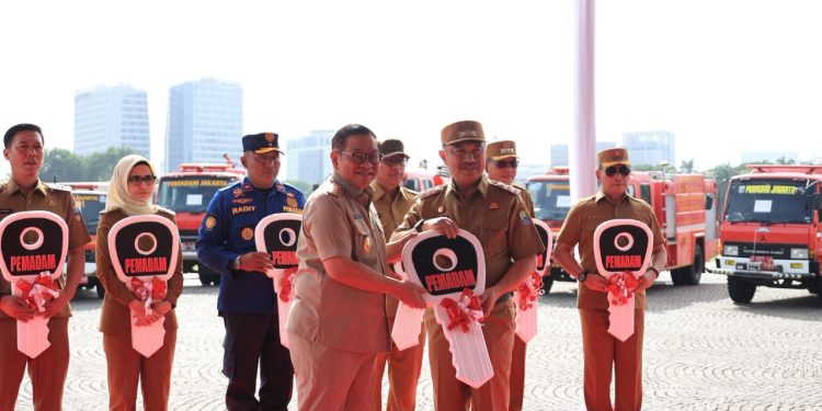 Wakil Wali Kota Bekasi hadiri Serah Terima Hibah Kendaraan Dinas Operasional Damkar dari Pemprov DKI Jakarta di Monas