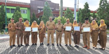 Wali Kota Bekasi Serahkan Penghargaan Adiwiyata Nasional, Dorong Sekolah Jadi Agen Perubahan Lingkungan