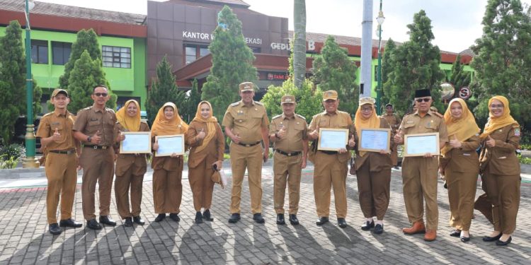 Wali Kota Bekasi Serahkan Penghargaan Adiwiyata Nasional, Dorong Sekolah Jadi Agen Perubahan Lingkungan