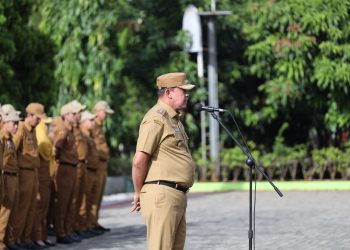 Wali Kota Bekasi Pimpin Apel Pagi dan Serahkan Sejumlah Penghargaan