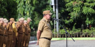 Wali Kota Bekasi Pimpin Apel Pagi dan Serahkan Sejumlah Penghargaan