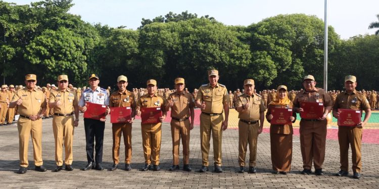 Wali Kota Bekasi, Tri Adhianto Serahkan Penghargaan Satyalencana, Harmony Award, dan Prestasi Atlet Jujitsu