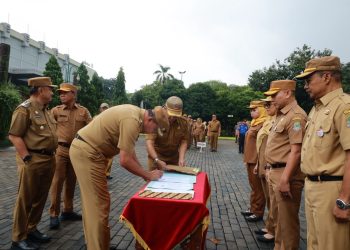 Wali Kota Bekasi Pimpin Apel Senin Pagi dan Serahkan Berbagai Penghargaan
