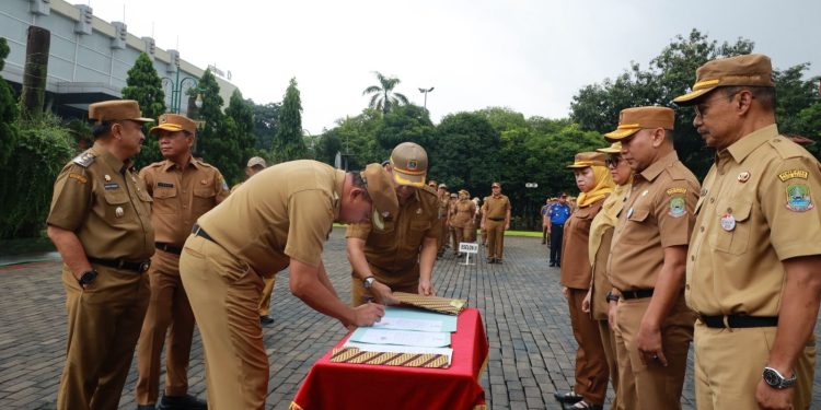 Wali Kota Bekasi Pimpin Apel Senin Pagi dan Serahkan Berbagai Penghargaan