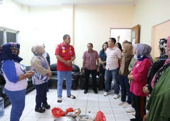 Wali Kota Bekasi dan Ketua TP PKK Tinjau Dapur Umum Lokasi Banjir, Serahkan Bantuan dan Beri Dukungan Moril Untuk Warga