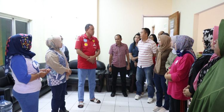 Wali Kota Bekasi dan Ketua TP PKK Tinjau Dapur Umum Lokasi Banjir, Serahkan Bantuan dan Beri Dukungan Moril Untuk Warga
