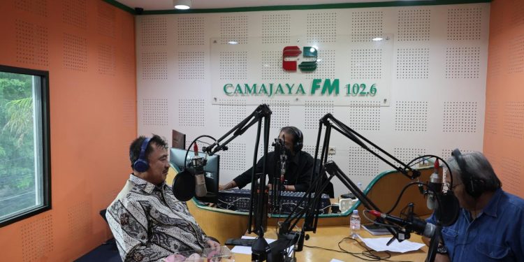 Wawali Harris Bobihoe Sapa Pendengar Camajaya FM Ngobrol Santai Program Kerja Kota Bekasi
