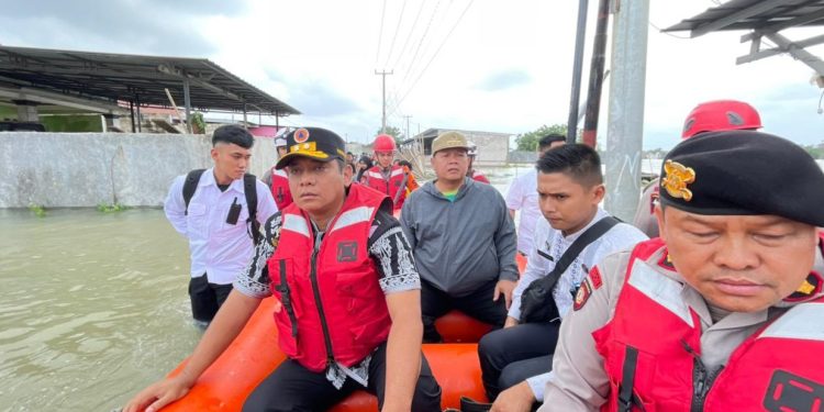 Plt Bupati Bekasi Turun Langsung Evakuasi Warga Terdampak Banjir di Srimukti Tambun Utara