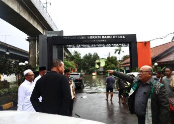 Tri Tinjau Banjir Perumahan Bumi Bekasi Baru Rawalumbu, Instruksikan Pelebaran Crossing Jalan.