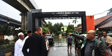 Tri Tinjau Banjir Perumahan Bumi Bekasi Baru Rawalumbu, Instruksikan Pelebaran Crossing Jalan.