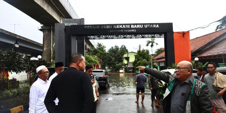 Tri Tinjau Banjir Perumahan Bumi Bekasi Baru Rawalumbu, Instruksikan Pelebaran Crossing Jalan.