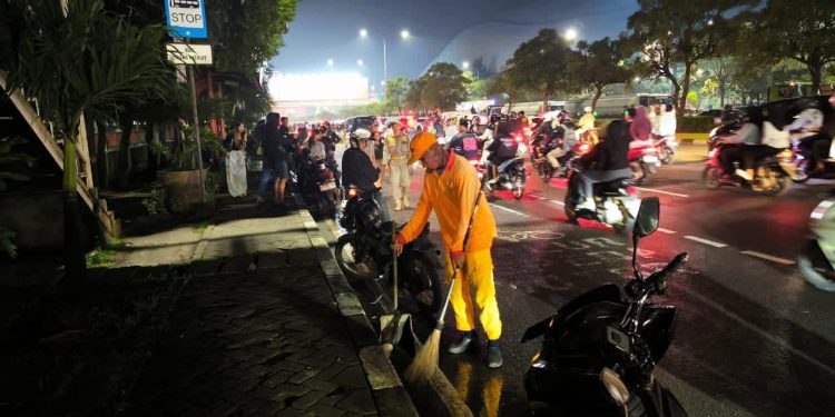 DLH Kota Bekasi Berpartisipasi Aktif dalam Pengendalian Sampah Selama Perayaan Natal 2025 dan Tahun Baru 2026