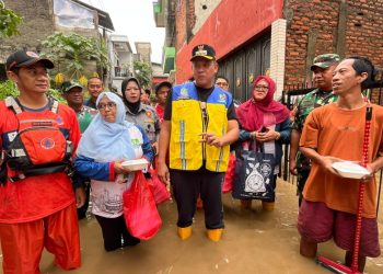 Banjir Rendam Gang Mawar Margahayu, Wali Kota Bekasi Turun Langsung Serap Aspirasi Warga.