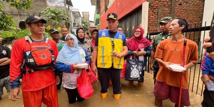 Banjir Rendam Gang Mawar Margahayu, Wali Kota Bekasi Turun Langsung Serap Aspirasi Warga.