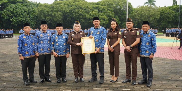 Baru Enam Bulan Menjabat, Dr. Sulvia Triana Hapsari Antar Kejari Kota Bekasi Banjir Penghargaan
