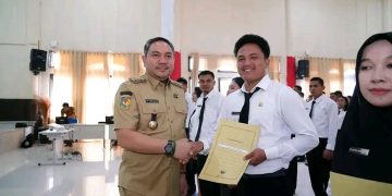 Bupati Pakpak Bharat Serahkan SK Pengangkatan PPPK Paruh Waktu kepada 356 Pegawai