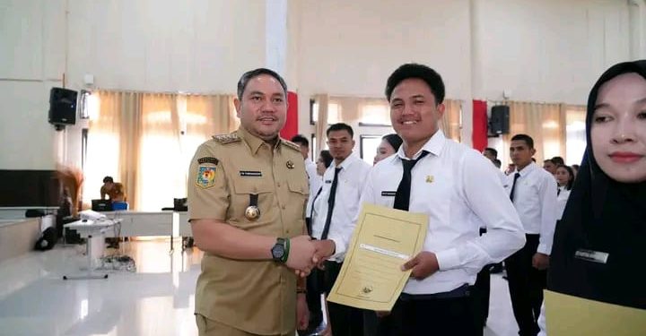 Bupati Pakpak Bharat Serahkan SK Pengangkatan PPPK Paruh Waktu kepada 356 Pegawai