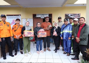 Ketua TP PKK Kota Bekasi Tinjau dan Salurkan Bantuan kepada Korban Banjir di Aren Jaya