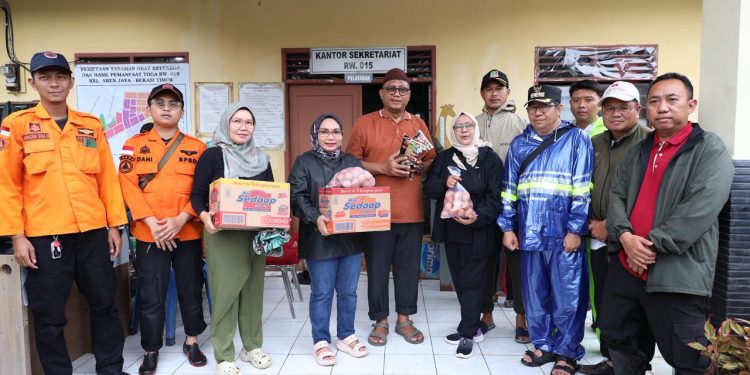 Ketua TP PKK Kota Bekasi Tinjau dan Salurkan Bantuan kepada Korban Banjir di Aren Jaya