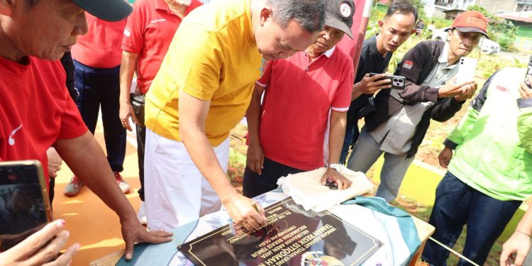 Ruang Hijau Bertambah, Wali Kota Bekasi Resmikan Taman Resik Istiqomah RW 04 Aren Jaya