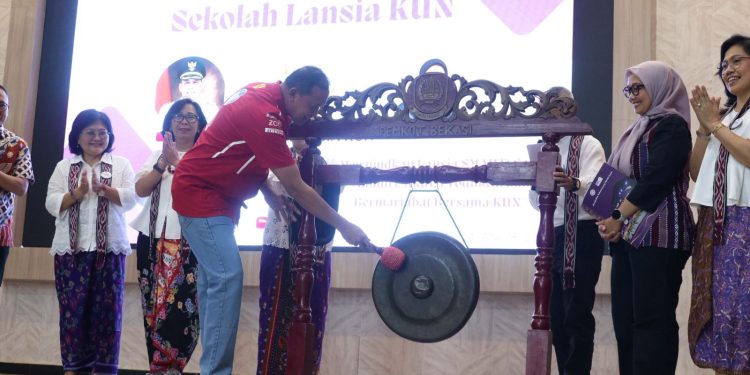 Wali Kota Bekasi Launching Sekolah Lansia KUN, Dorong Lansia Tetap Sehat dan Produktif