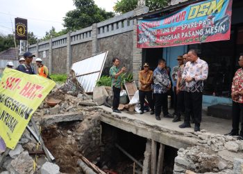 Wali Kota Bekasi Sidak Jalan Ambles di Jalan Raya Cikunir, Pastikan Proses Perbaikan Berjalan.
