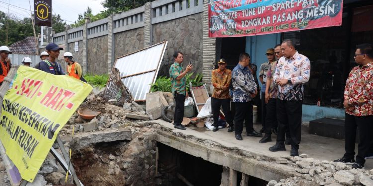 Wali Kota Bekasi Sidak Jalan Ambles di Jalan Raya Cikunir, Pastikan Proses Perbaikan Berjalan.
