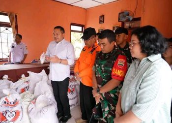 Bupati Pakpak Bharat Salurkan 7 Ton Beras Bantuan Presiden RI untuk Korban Longsor di Pagindar