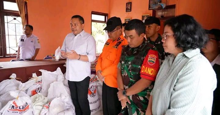 Bupati Pakpak Bharat Salurkan 7 Ton Beras Bantuan Presiden RI untuk Korban Longsor di Pagindar