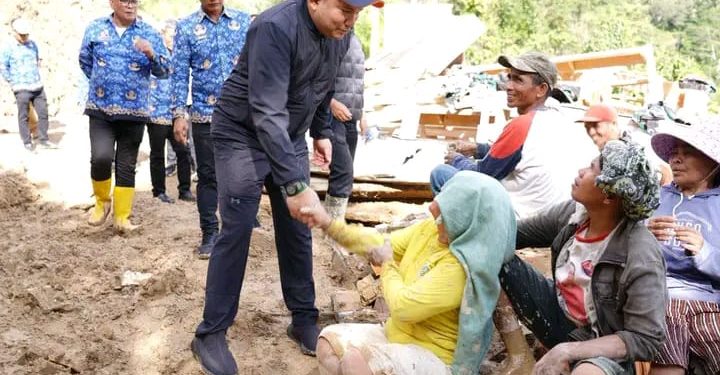 Bupati Pakpak Bharat Tinjau Langsung Lokasi Longsor di Desa Simerpara